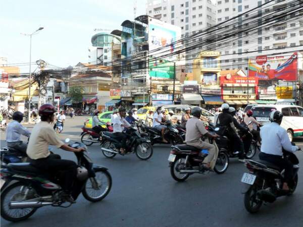 La circulation est dense, à Hô Chi Minh-Ville, au Vietnam.