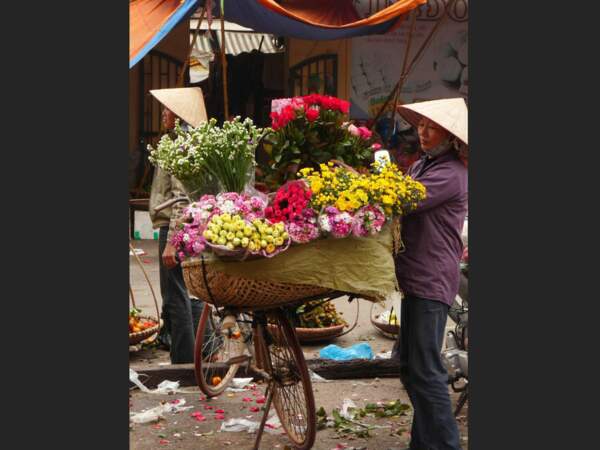 Une marchande de fleurs à Hanoi, au Vietnam.