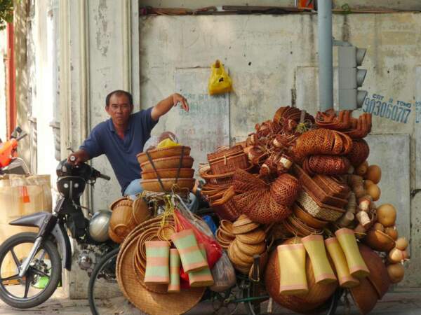 Un marchand de paniers, à Hô Chi Minh-Ville, au Vietnam.