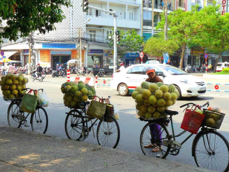 Des vélos chargés de fruits, à Hô Chi Minh-Ville, au Vietnam.