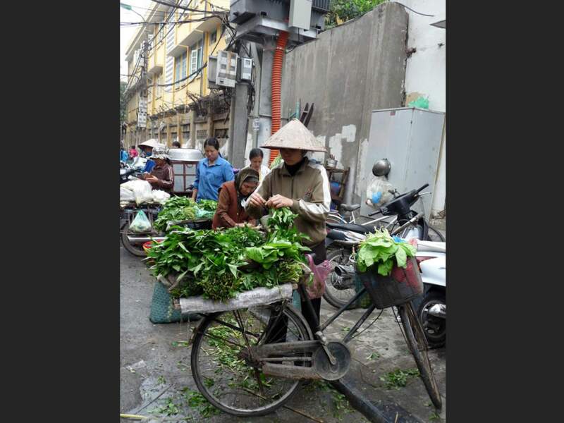 Des commerçant du marché aux légumes d'Hanoi, au Vietnam.