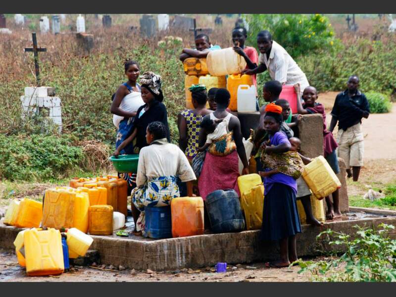 Des femmes de Kanyosha (Burundi) puisent de l'eau.