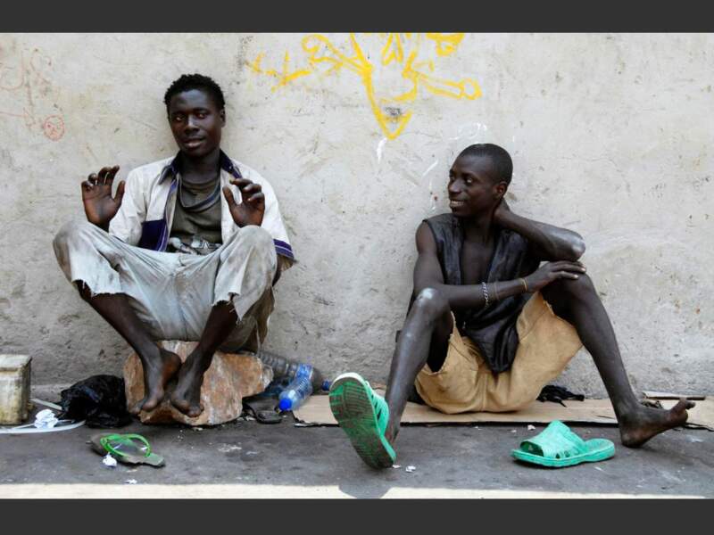 Deux amis dans une rue de Bujumbura, au Burundi, en Afrique.