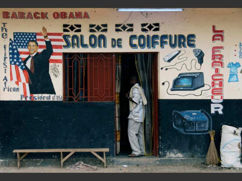Le mur peint d'un salon de coiffure à Kanyosha, au Burundi, en Afrique.