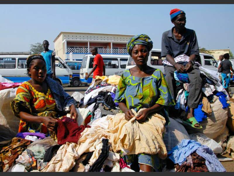 Des vendeuses de vêtements aux abords du marché couvert de Bujumbura, au Burundi, en Afrique.