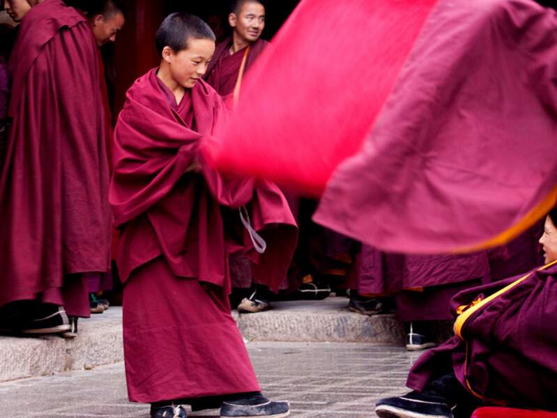 De jeunes moines discutent ensemble, dans la région de l'Amdo, en Chine.