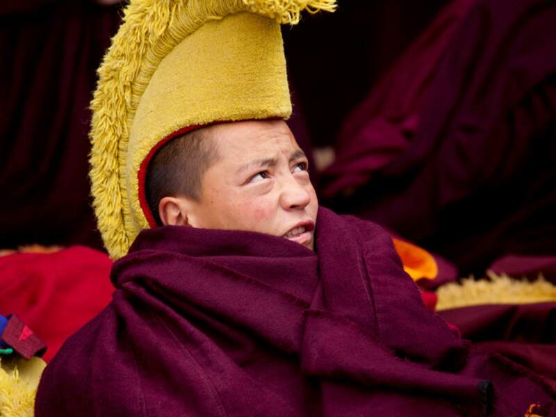 Un jeune moine tibétain dans un monastère de Rebkong, en Chine.