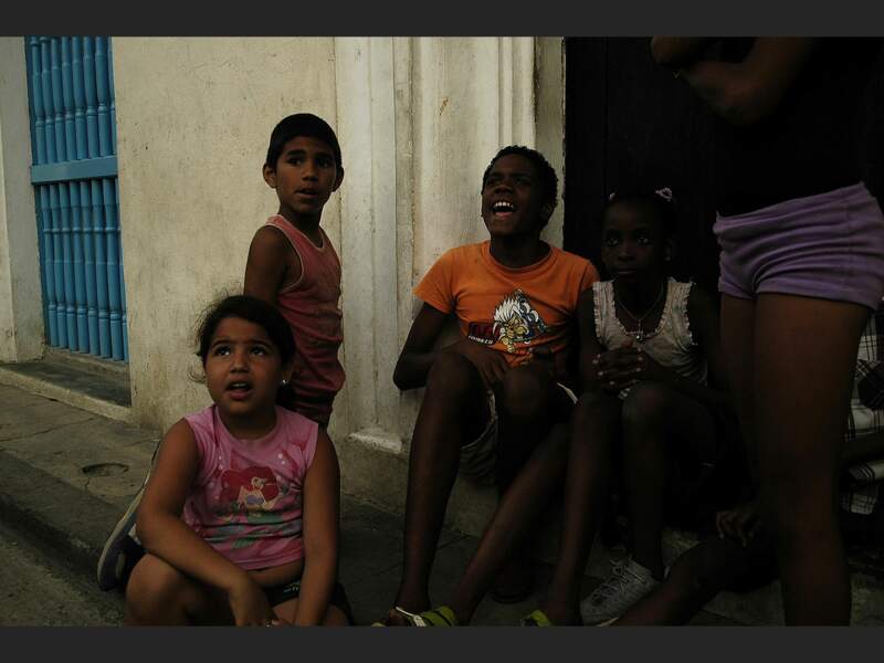 Des enfants cubains en fin de journée, à La Havane, à Cuba. 