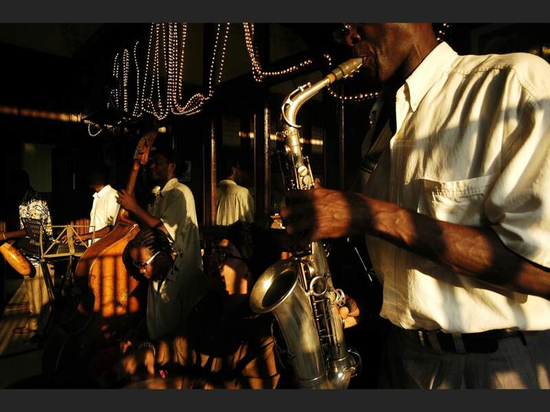 Des musiciens jouent dans un bar de La Havane, à Cuba. 