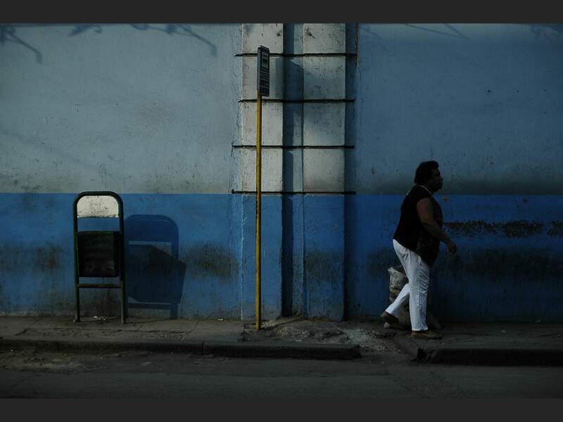 Une passante dans les rues de La Havane, à Cuba. 
