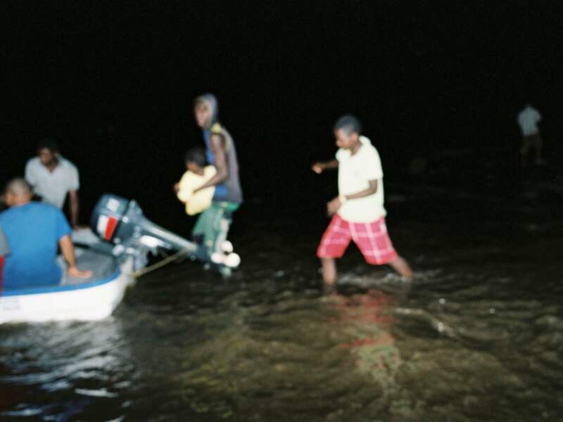 Des migrants embarquent dans un kwassa kwassa, aux Comores