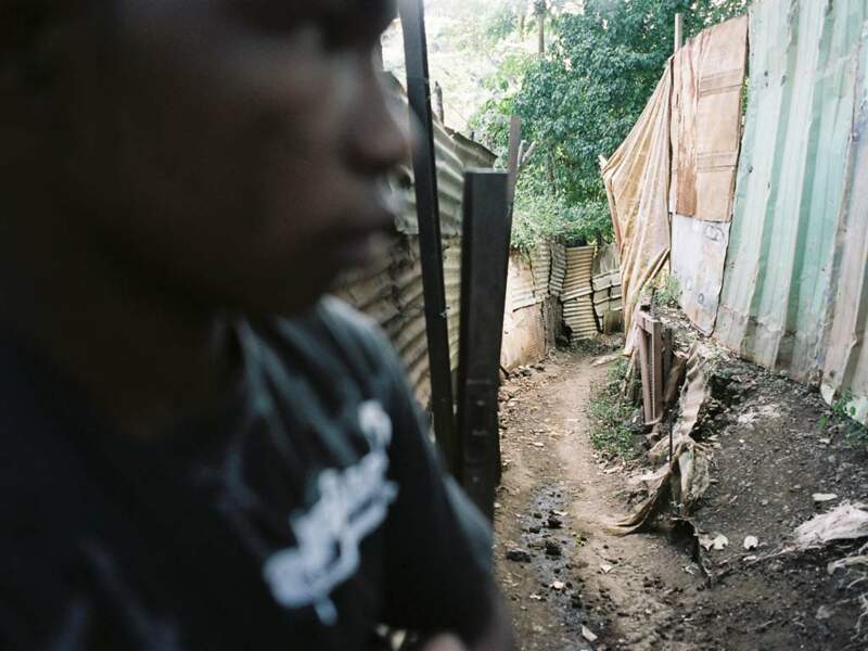Ali, 15 ans, a quitté les Comores afin de poursuivre ses études. Il habite désormais à Majicavo Koropa