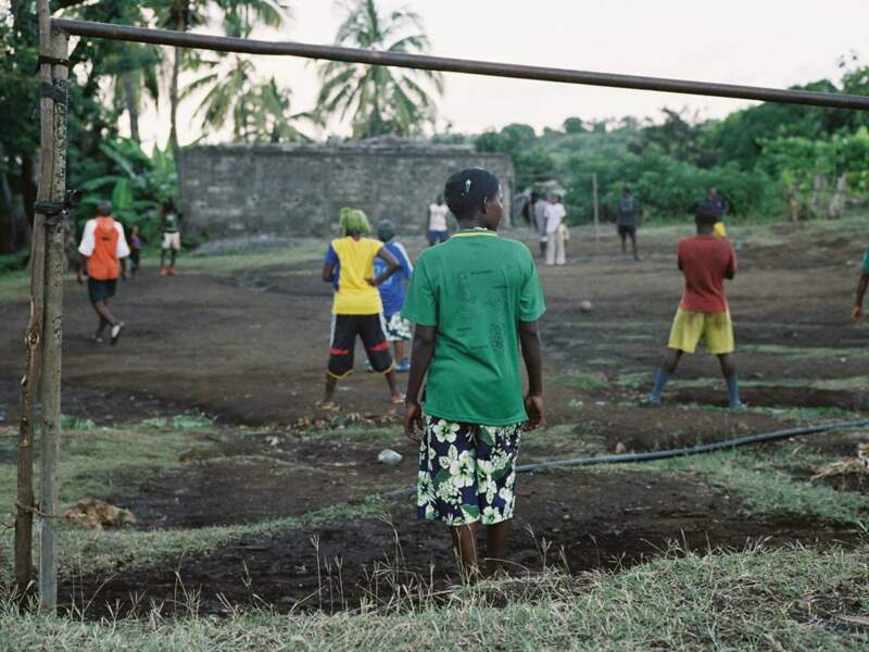Des jeunes jouent sur un terrain de sport à Domoni, sur l’île d’Anjouan