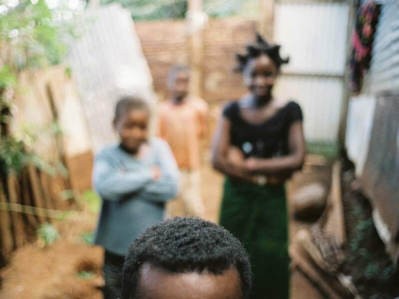 Youssouf et trois de ses enfants, à Mayotte