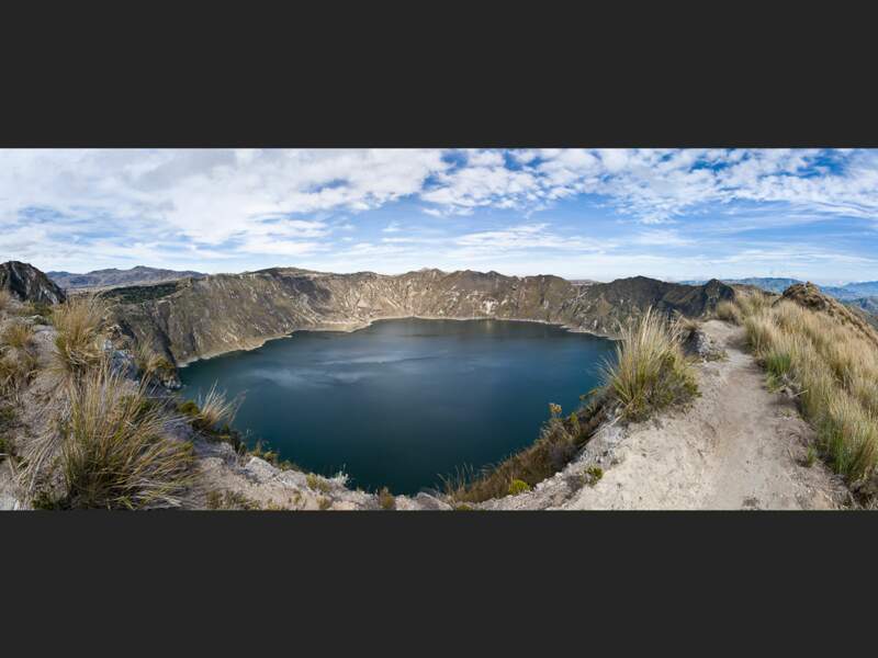 La lagune formée dans le cratère du volcan Quilotoa, en Equateur.