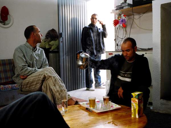 Trois marocains cohabitent dans une maison de 40 m2.