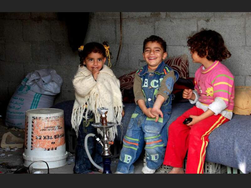 De jeunes Gazaouis feignent d’essayer le narguilé