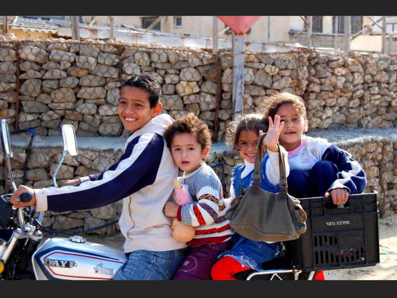 Quatre enfants ont pris place sur une moto, à Gaza