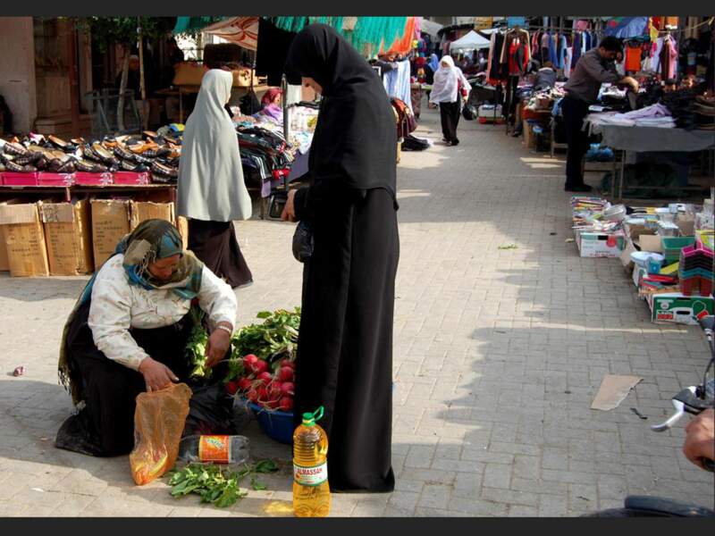 Une vendeuse de légumes sur le marché de Jabaliya, à Gaza