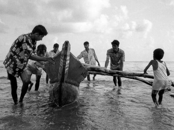 Un jeune pêcheur indien fumer dans un hawling lungi tirant dans son filet  de pêche de la plage, de l'Inde Photo Stock - Alamy