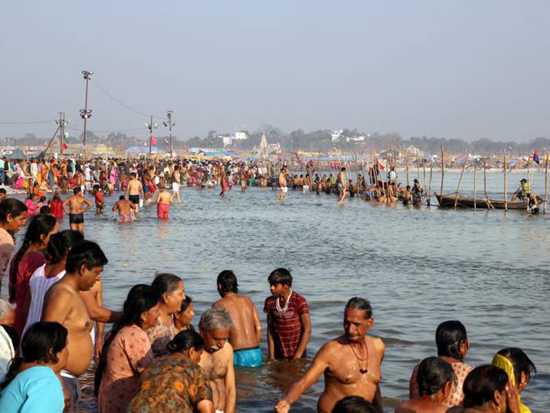 Des croyants se baignent dans les eaux du Gange au pèlerinage de Kumbh Mela, à Allahabad, en Inde