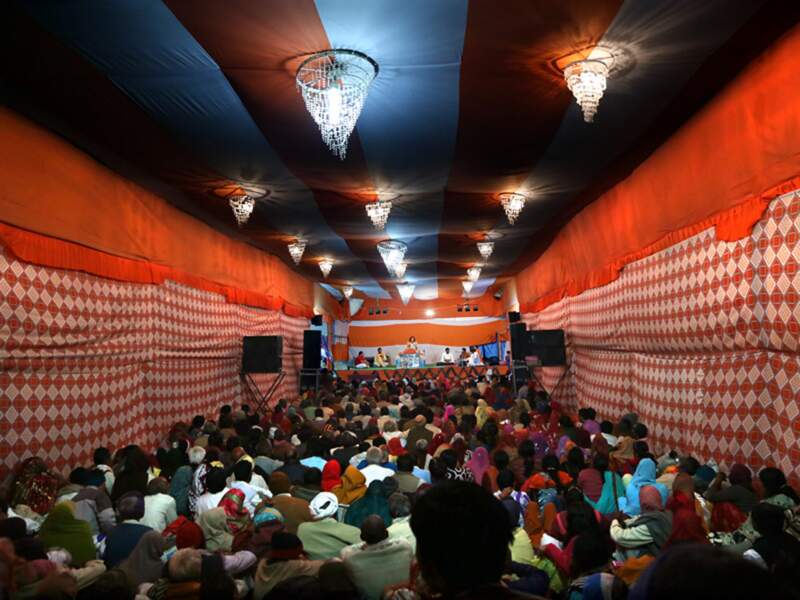 Un prêche sous une tente au pèlerinage de Kumbh Mela, à Allahabad, en Inde