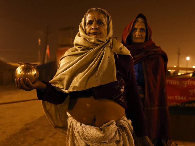 Des femmes se présentent en pleine nuit au pèlerinage de Kumbh Mela, à Allahabad, en Inde