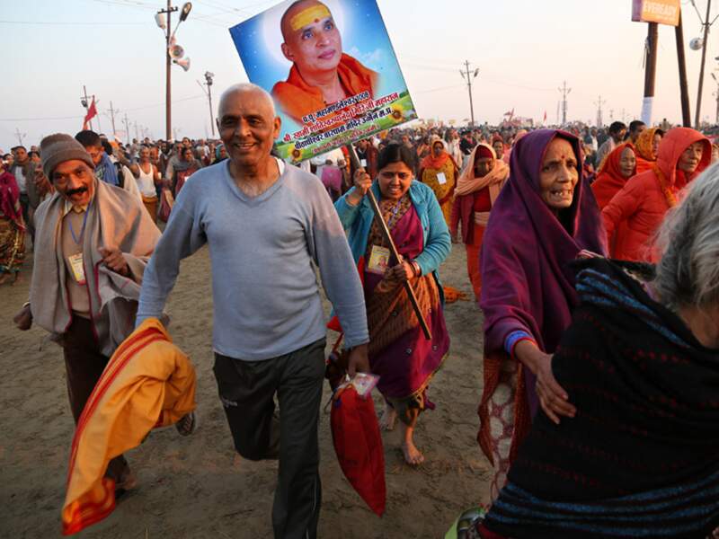 Des pèlerins se rendent au bord du Gange au matin du 10 février au pèlerinage de la Kumbh Mela, à Allahabad, en Inde