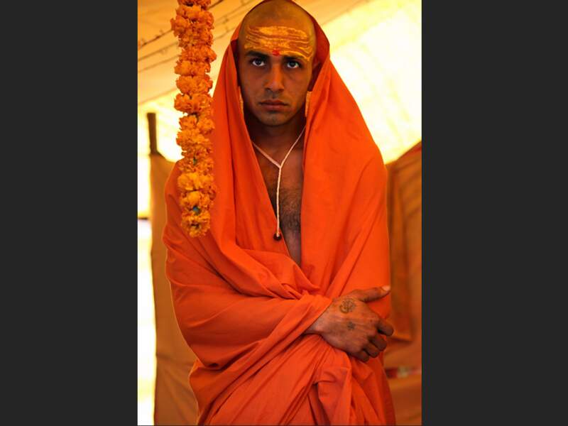 Un novice au pèlerinage de Kumbh Mela, à Allahabad, en Inde