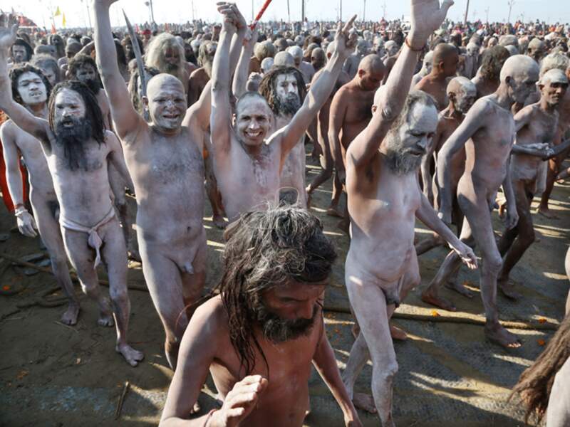 Des Naga Babas reviennent du Gange après leurs ablutions au pèlerinage de Kumbh Mela, à Allahabad, en Inde