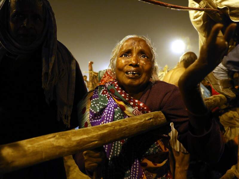 Une vieille dame a perdu ses proches au pèlerinage de Kumbh Mela, à Allahabad, en Inde