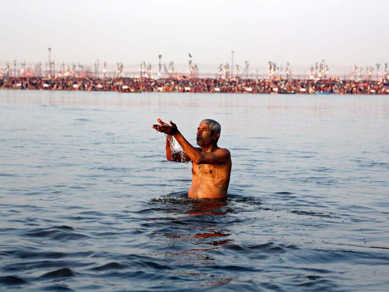 Un homme se baigne dans les eaux du Sangam au pèlerinage de Kumbh Mela, à Allahabad, en Inde