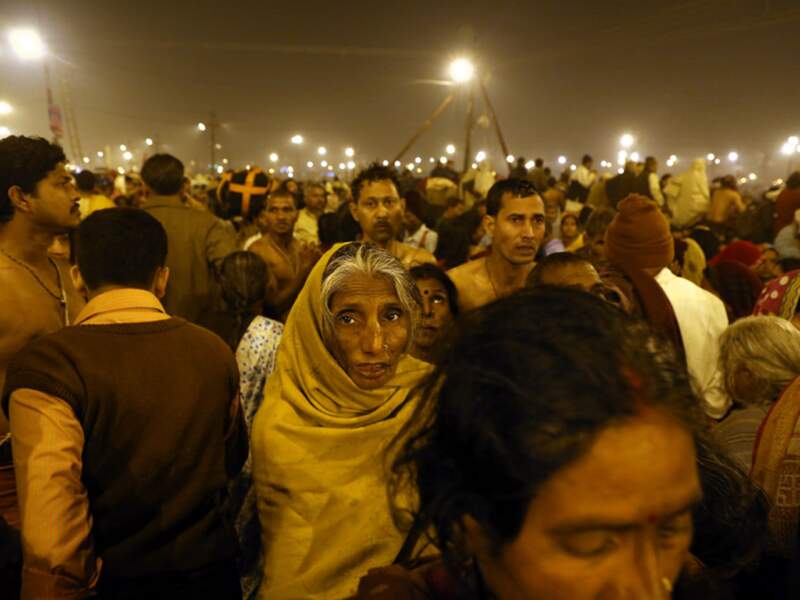 La foule se presse le long des eaux sacrées au pèlerinage de Kumbh Mela, à Allalabad, en Inde