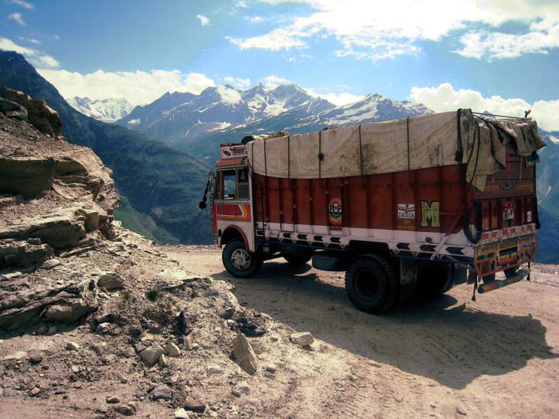 Ces camions TATA approvisionnent le Ladakh en produits de première nécessité, en passant par le Rothang La, Etat de l'Himachal Pradesh, Inde