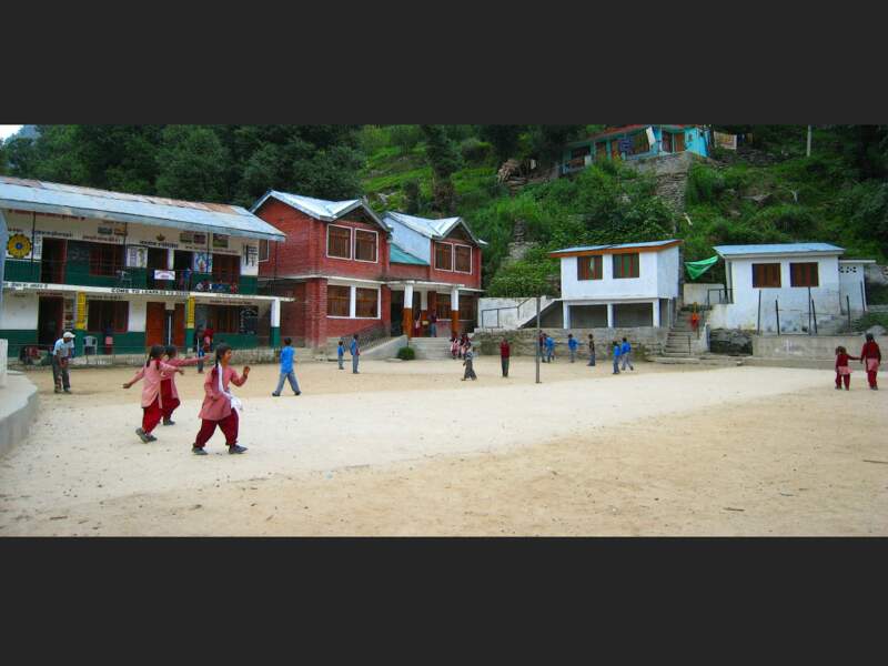 Une cour d'école à Manali, Etat de l'Himachal Pradesh, Inde