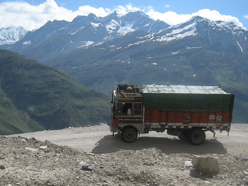 Les conducteurs empruntant la Transhimalayenne doivent faire preuve d'une grande maîtrise, descente vers Keylong, Etat de l'Himachal Pradesh, Inde