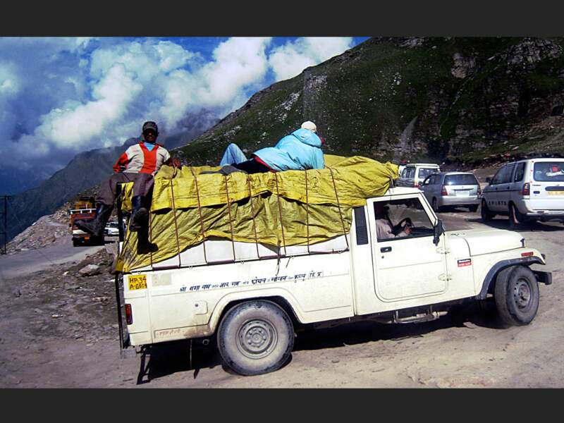 La route qui mène au col du Rothang La est régulièrement encombrée, Etat de l'Himachal Pradesh, Inde