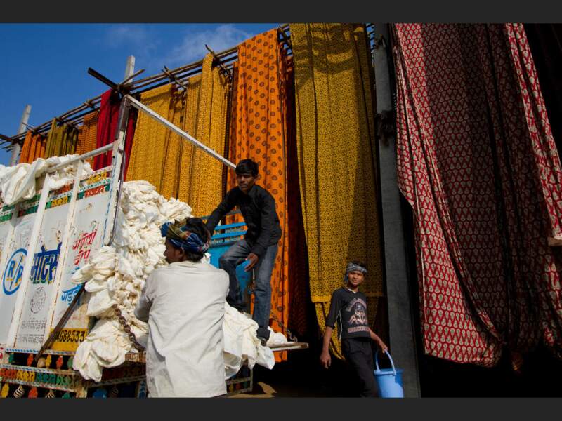 Arrivée de tissus dans une usine textile de la banlieue de Jaipur, au Rajasthan, en Inde.
