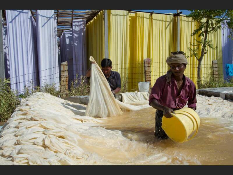 Blanchissage de tissus dans une usine textile de la banlieue de Jaipur, dans le Rajasthan, en Inde. 
