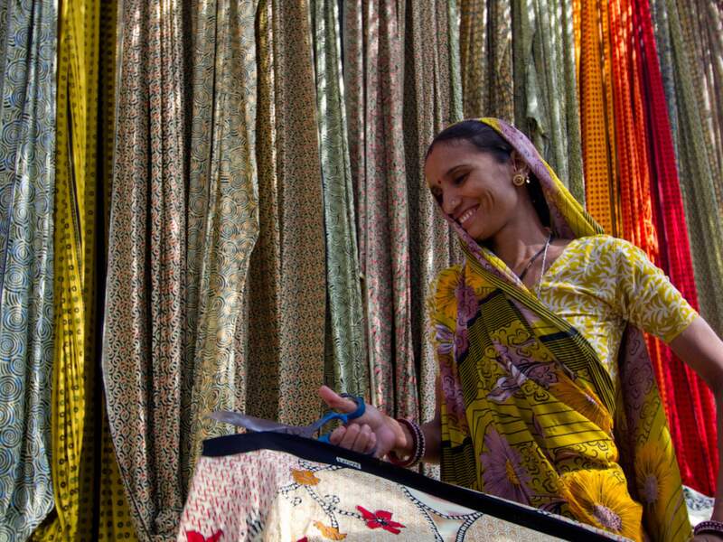 Découpe des tissus dans une usine textile de la banlieue de Jaipur, au Rajasthan, en Inde.