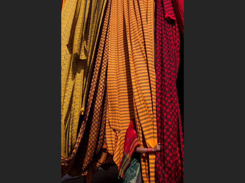 Une femme en sari travaillant dans une usine textile de la banlieue de Jaipur, au Rajasthan, en Inde. 