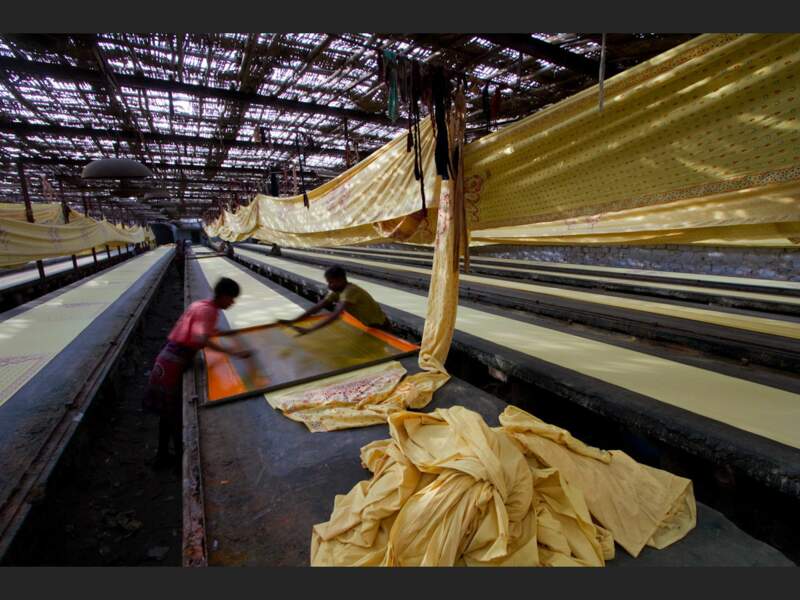 Impression de tissus dans une usine textile de la banlieue de Jaipur, au Rajasthan, en Inde. 