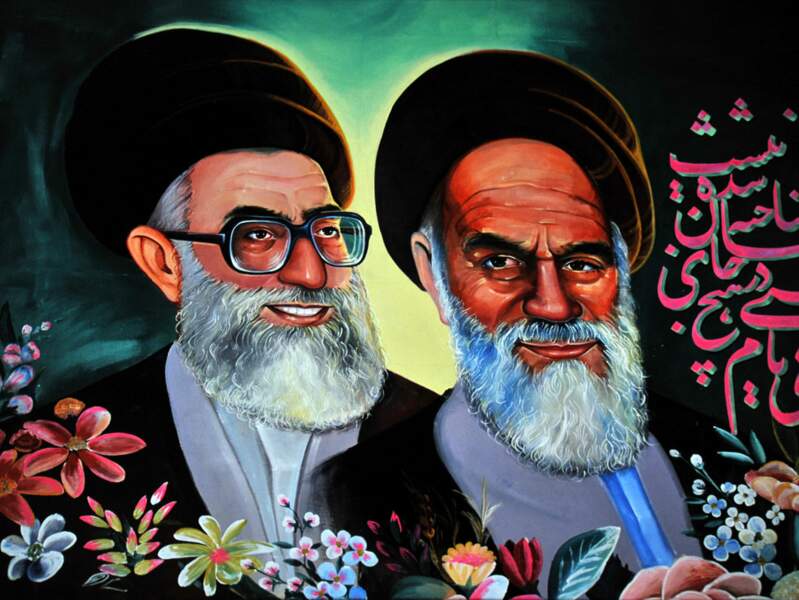 Une peinture murale des ayatollahs Khomeyni et Khamenei, à Téhéran, en Iran.