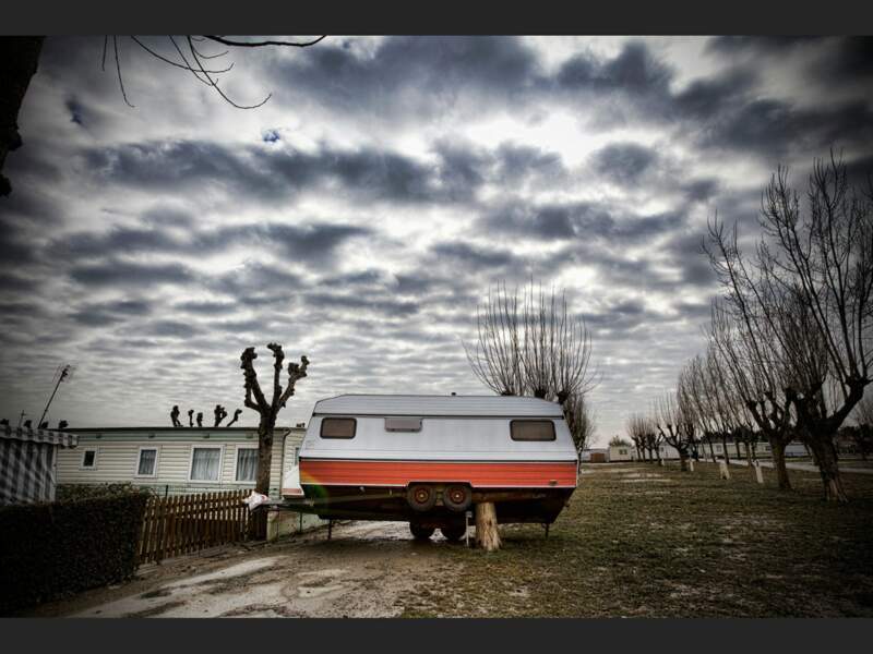 Une caravane du camping municipal de La Faute-sur-Mer, renversée par la tempête Xynthia, en Vendée (France).