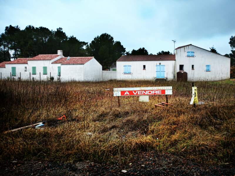 Ces deux terrains en vente sont situés dans un quartier classé « zone noire », à La Faute-sur-Mer, en Vendée (France).   