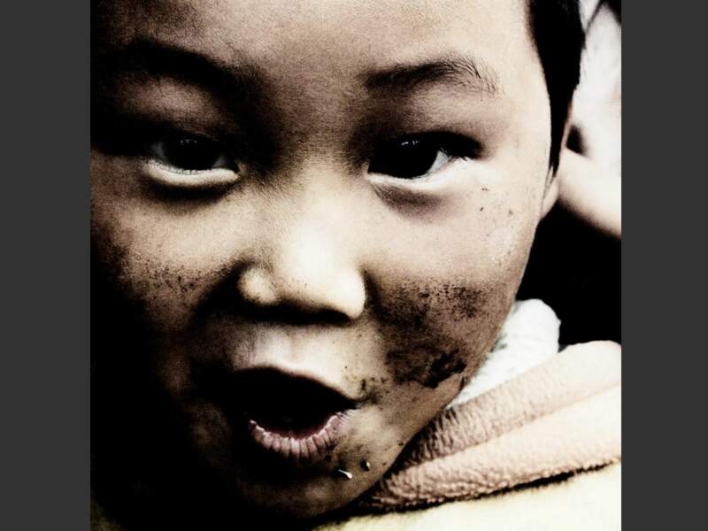Un enfant  espiègle de l’ethnie Hmong, au Laos.