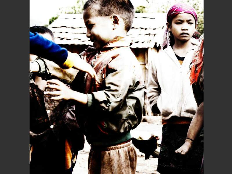 Des enfants jouent dans un village de l'ethnie Akhas, au Laos.