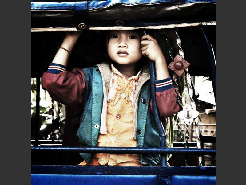Une fillette dans un bus au nord du Laos.