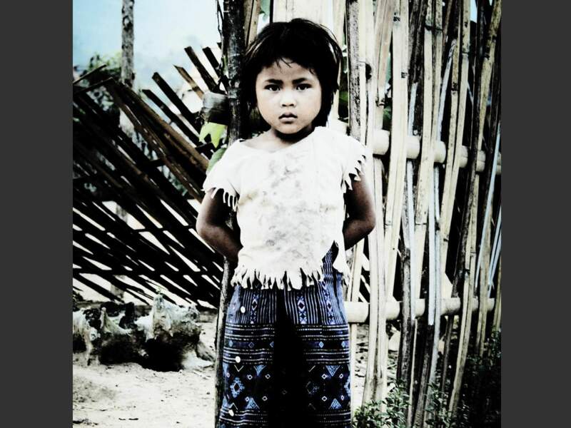 Une petite fille de l'ethnie Khamu, dans un village du Laos.