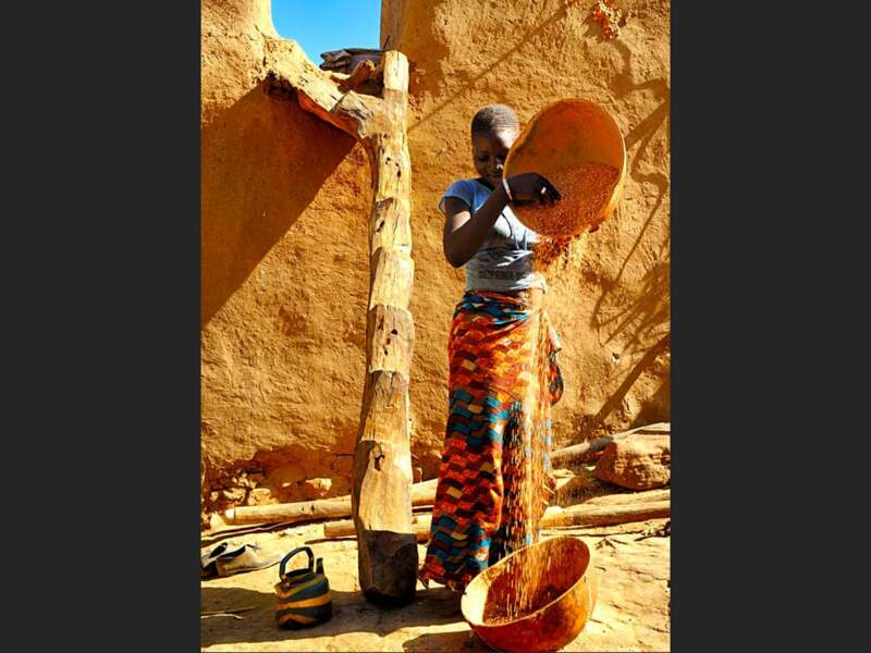 A Yendouma (Mali), Ramata vanne du sorgho devant sa maison